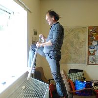 Fitting kitchen blind (Dave Shotton)