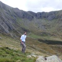 George with backdrop of Idwal Slabs, Twll Du/Devil's Kitchen & Llyn Idwal (Dave Shotton)